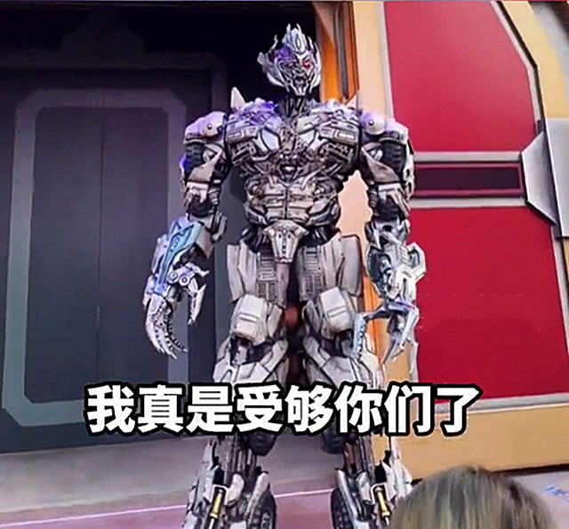 北京环球影城,两女子因插队起争执,话痨威震天劝架无果生气离场_腾讯