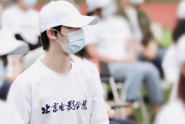 为了让粉丝们放心,丁程鑫特意录了一个视频来展现自己在学校里面的