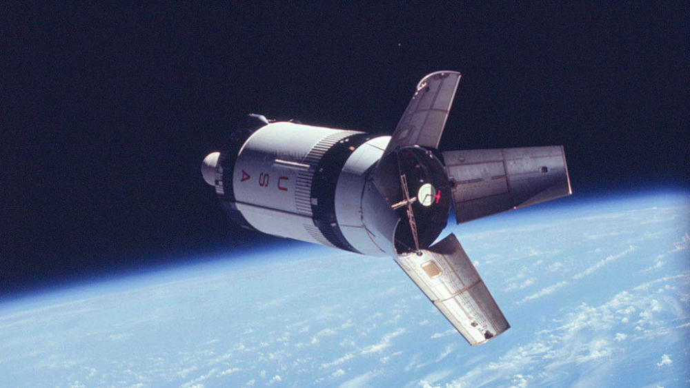 12月的时候,阿波罗8号搭载3名宇航员完成了绕月球轨道飞行.