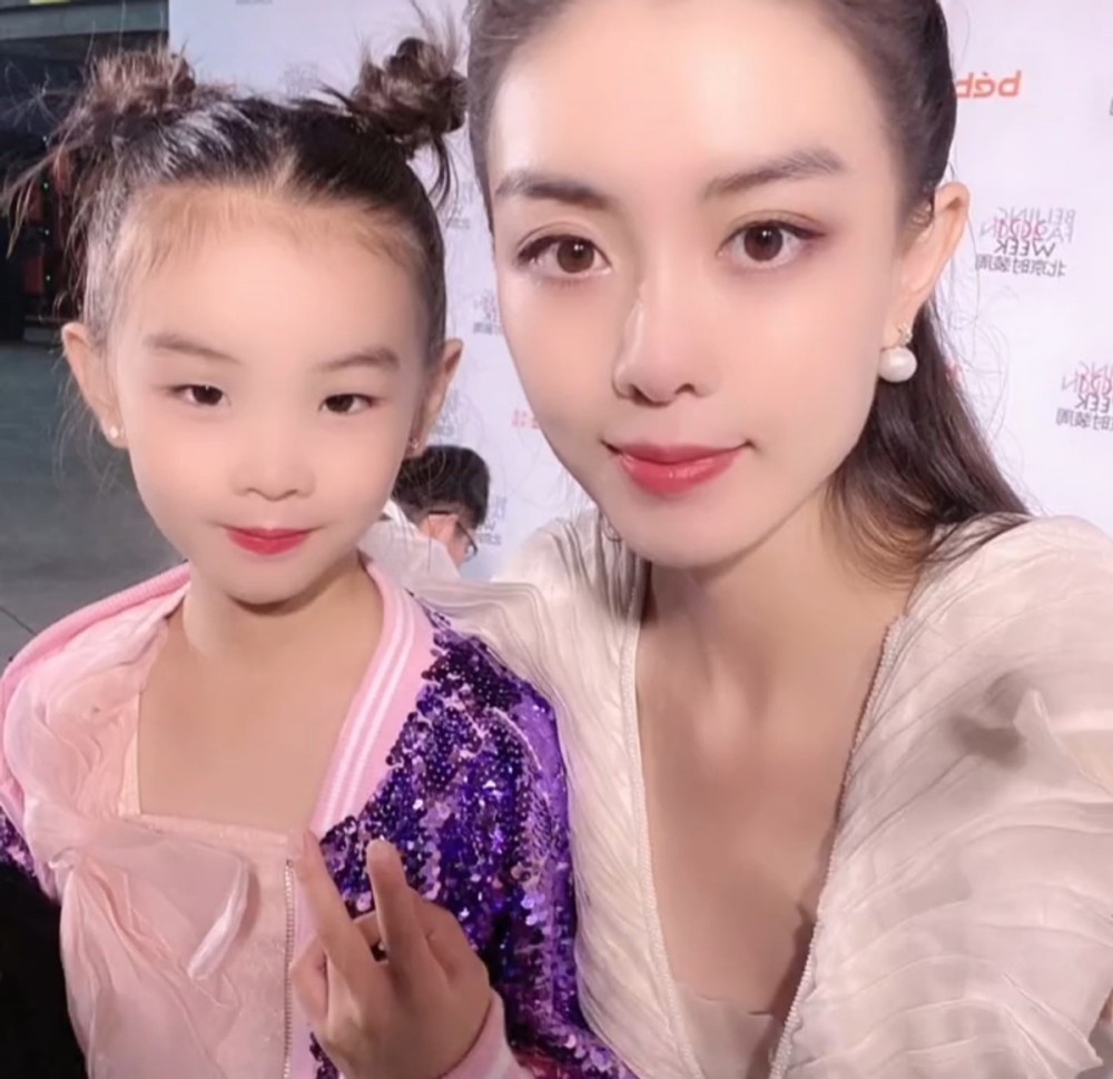 刘和刚6岁女儿t台走秀动作专业气场超强与战扬同框颜值养眼