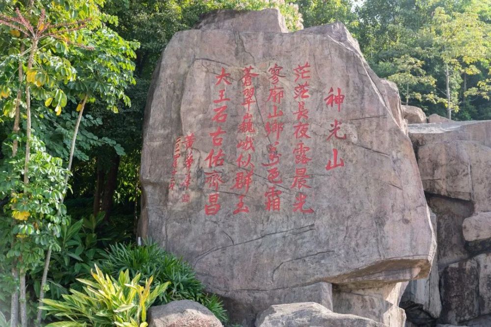 鸳鸯湖,体育广场,生态农家等另有神光山湿地公园,南山湖,百花园分布在