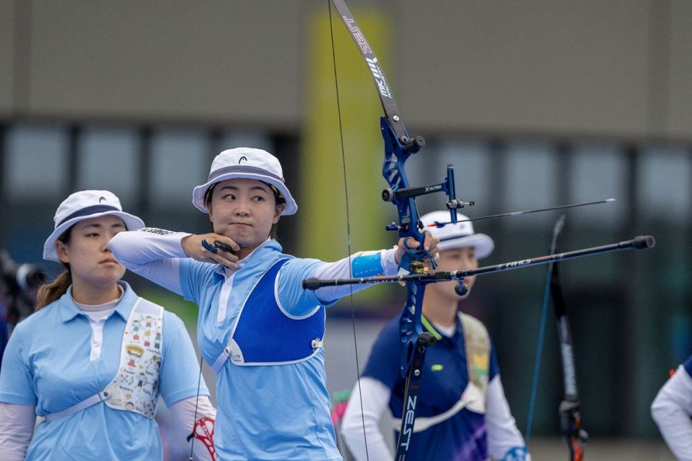 北京女队夺得射箭女团冠军