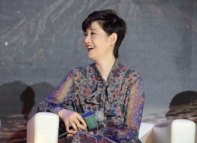 小冯小刚9岁的妻子徐帆,穿碎花裙演绎随性美,气质真是太好了