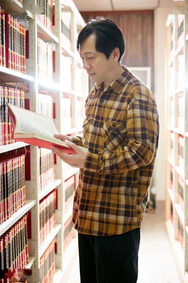 他對這片神聖的小天地產生了特殊感情,17歲那年毅然考入杭州圖書館