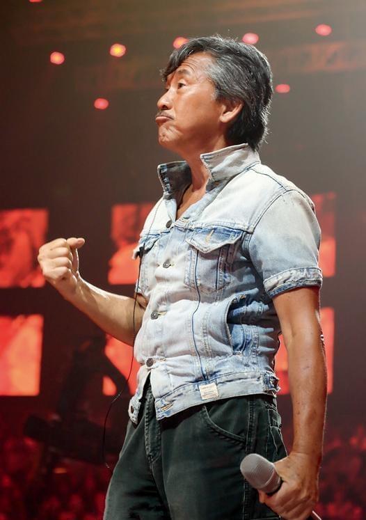 74岁林子祥和60岁叶倩文近照一个头发花白一个满脸皱纹