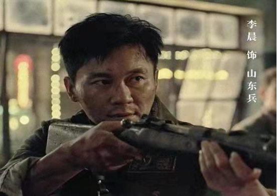 而在《1921》里,他又演了革命先烈李大钊先生,为拍好李先生就义前那场