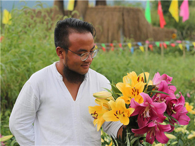 湖南小伙返乡深山创业,种百合花卖大钱,一年卖出1600万元!_腾讯新闻