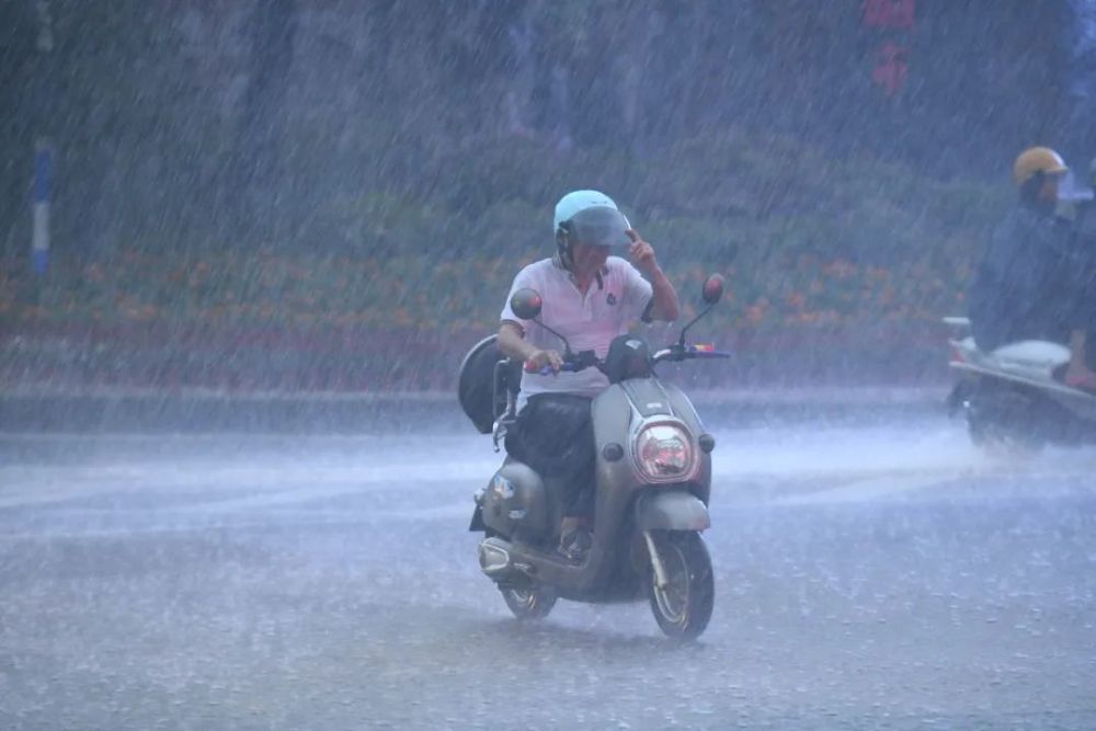 大雨转中雨图片图片