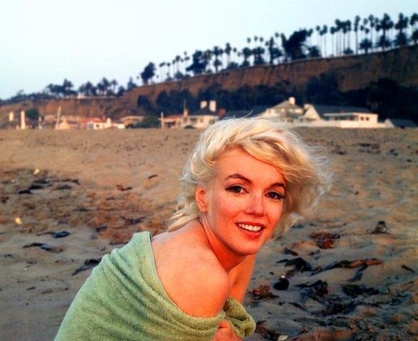 图5戴安娜躲避记者出车祸 图1:1962年7月,玛丽莲·梦露在圣莫尼卡海滩