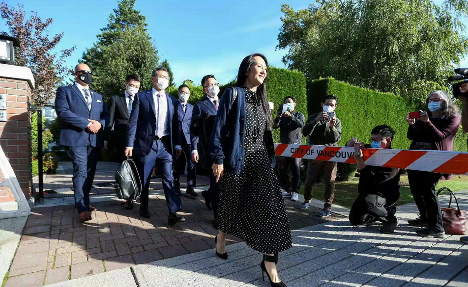 非常适合孟晚舟这样的熟女,但是白色小波点加入