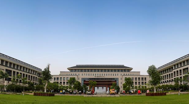 武汉学院迎来"明星女孩",长相姓名同撞迪丽热巴,犹如复制粘贴