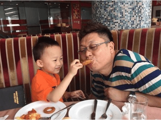 但前妻一直教导儿子王为念是个好父亲, 父子俩的关系也非常融洽