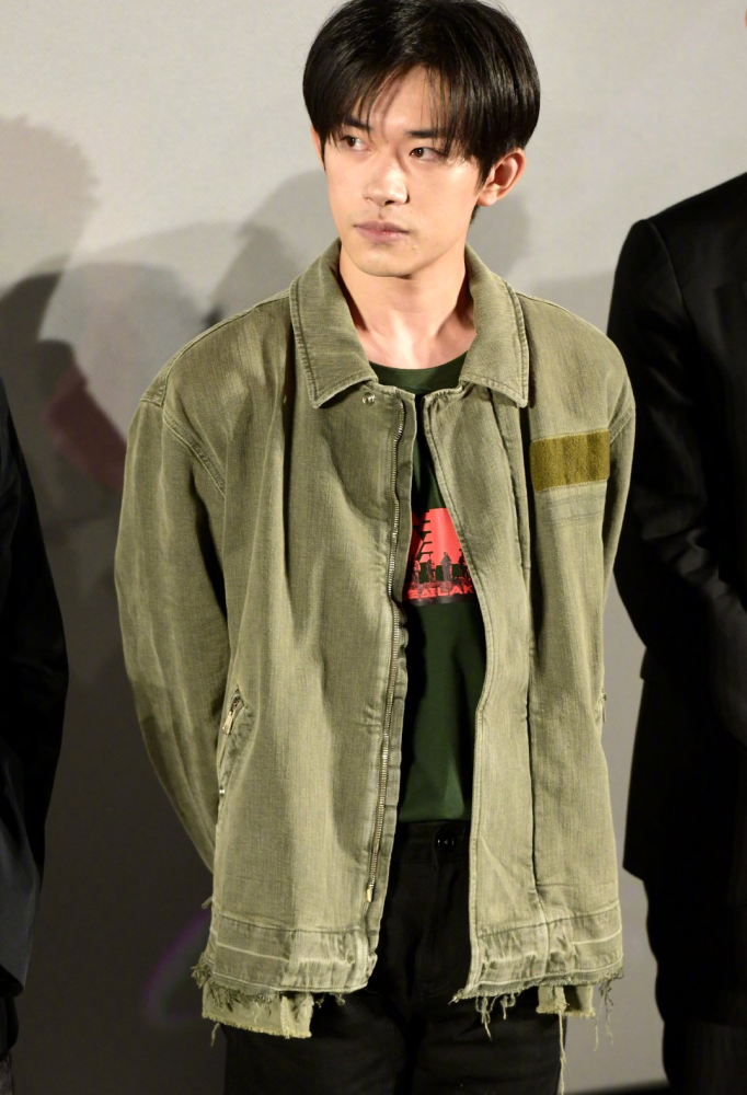 千玺《长津湖》首映好帅,穿绿色夹克气质清冷,三七分发型完美修饰脸型