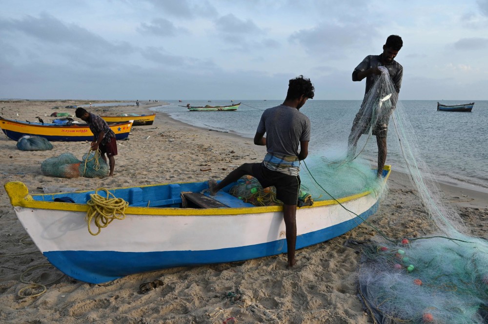外代一线海边捕鱼人