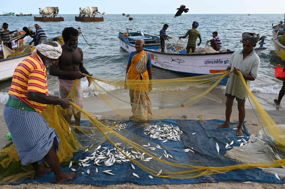 外代一线海边捕鱼人