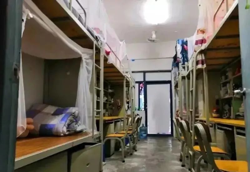 鼎湖校区宿舍6和8人间,环境还行就是水泥地,没有空调,宿舍独立卫生间.