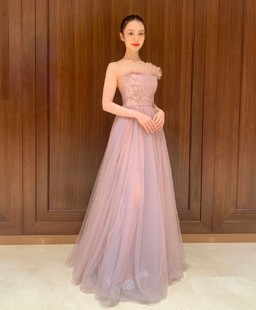 吉娜再次穿针织衫走红毯大领口剪裁天鹅颈抢镜真有女人味