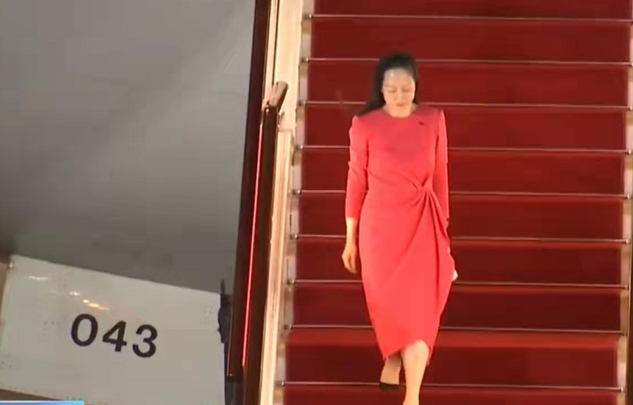 但是在孟晚舟身上,我们会发现只要选对,任何高饱和度色彩都能够驾驭