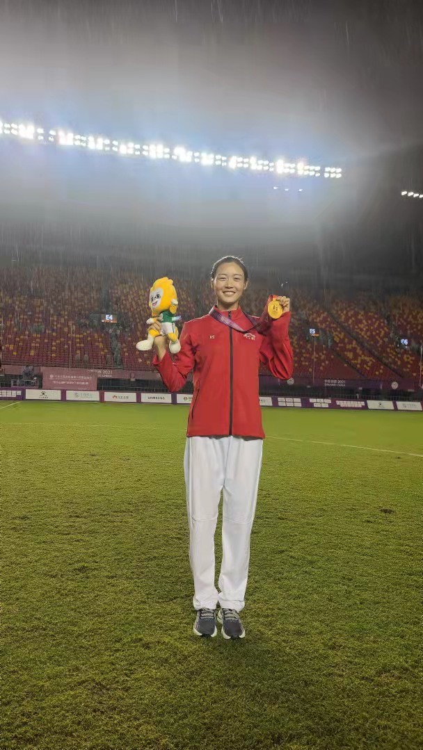 河南姑娘王莹加冕全运会女足金牌未来我要在国家队拼上主力