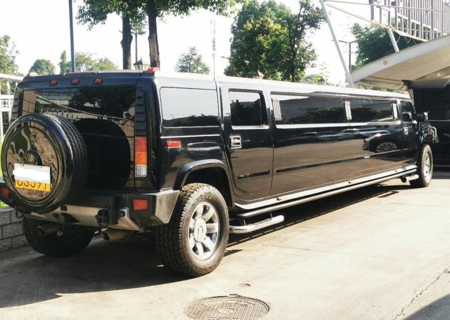 小伙开10米长的悍马h2去路边店保养,店家看到车后坦言有心无力