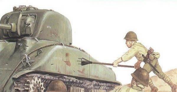 他端着长长的杆子刺向了这辆美军坦克,并成功顶住了坦克侧面装甲.