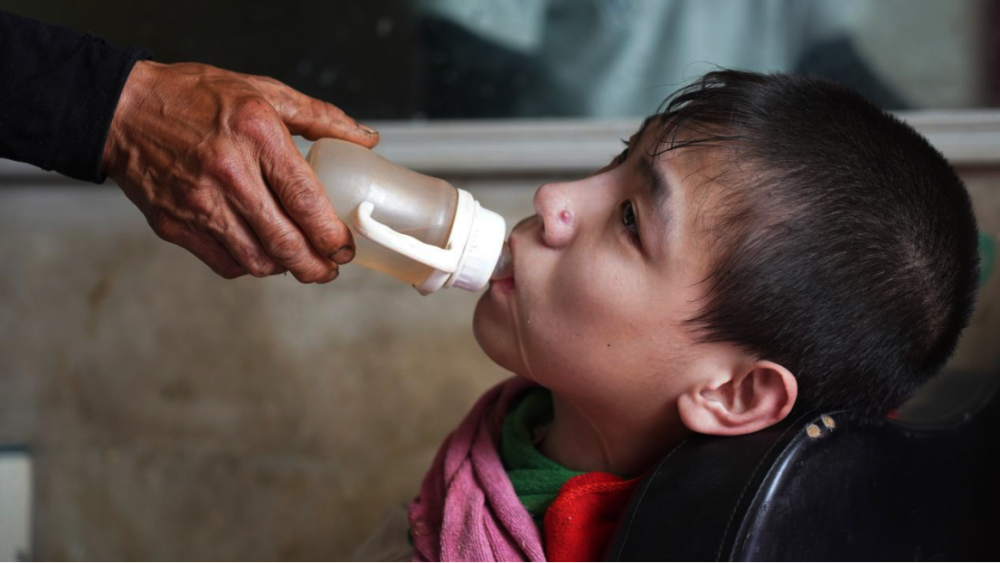 俩月时感冒发烧医生诊断为肺炎输液3天结果孩子出生后丈夫懵了脑瘫