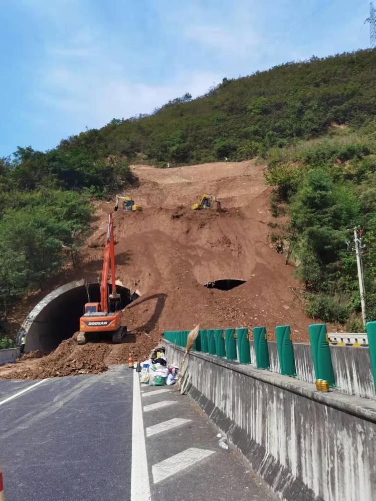 受强降雨影响,g7011十天高速公路旬阳段k138 680m天水方向张河隧道