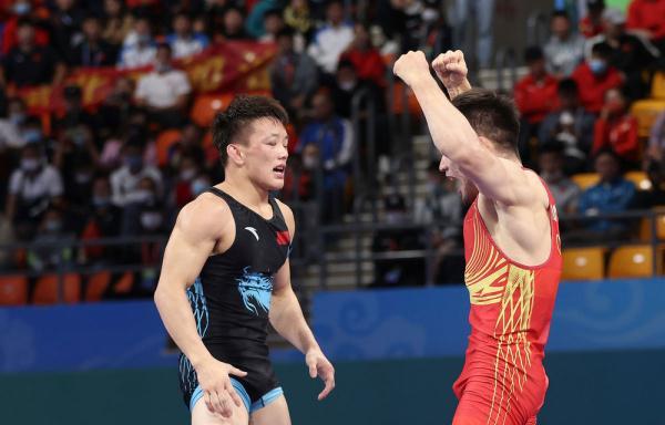 全运会男子古典式摔跤公斤级决赛托尔巴图夺冠