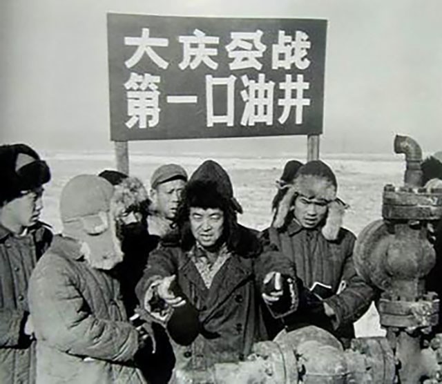 战胜了复杂地层,井打得好……△钻井工人王进喜因用自己身体制服井喷