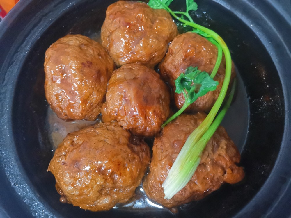 第六步:加入少许盐调味,改成小火慢慢炖大约20分钟,丸子已经充分地