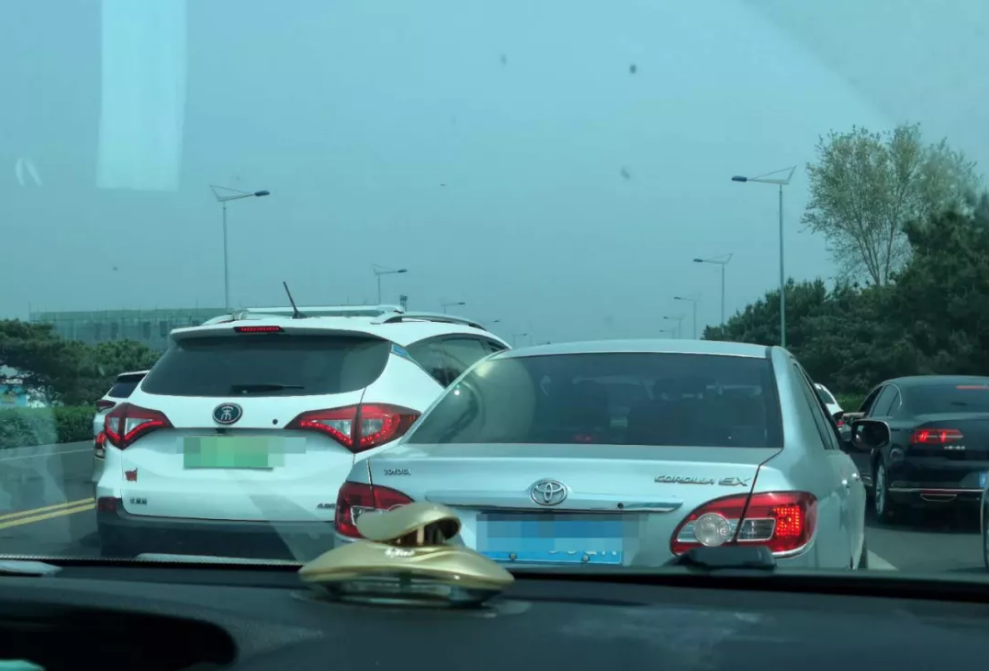 碰到这种加塞车,你让不让?迁安网友吵翻了!