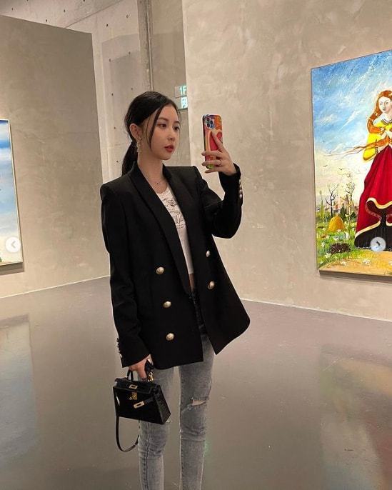 潘玮柏带老婆看画展，宣云扎低马尾气质出众，两人甜蜜互拍撒狗粮