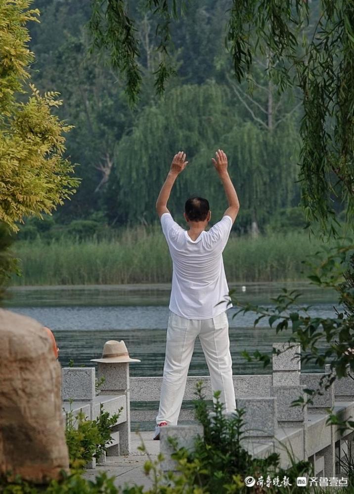 晨起湖拍湖边锻炼的市民