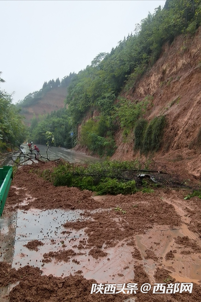 暴雨致寶雞多個路段出現滑坡落石隱患請過往司機注意安全