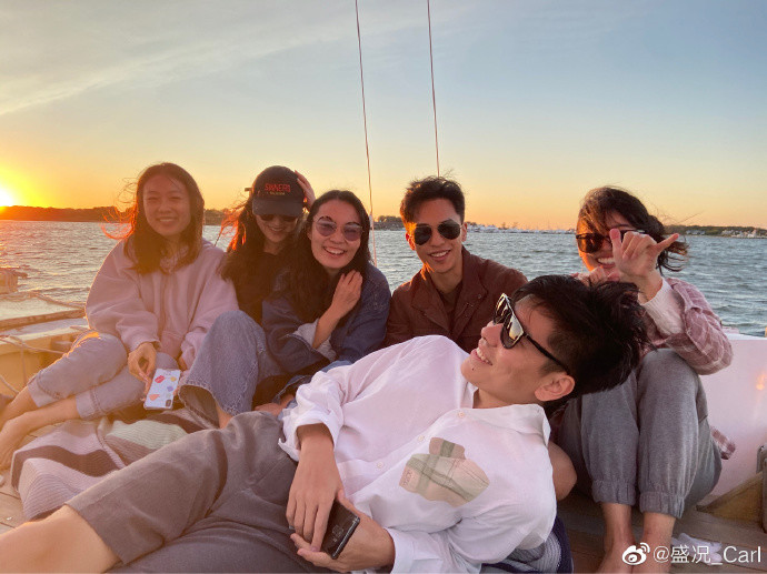 照片中,盛况坐在游艇上,除了一位男性朋友之外,身边左右簇拥着四位