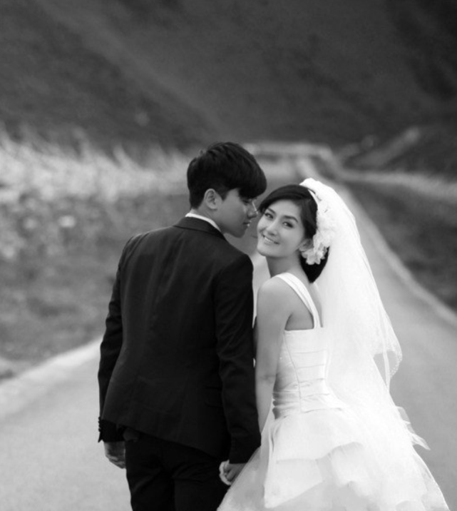 张杰晒与谢娜牵手合影庆祝结婚10周年,粉丝换头像有序控评超用心