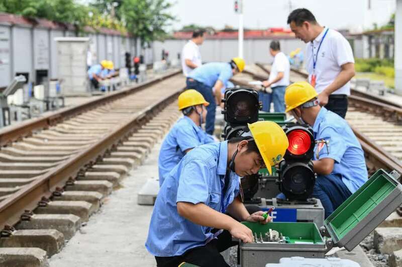 24岁的合肥地铁经理部信号工陈志恒头戴安全帽,手操测试仪,聚精会神地