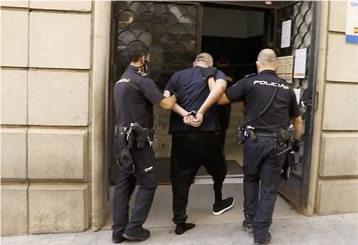 意大利男子抢劫银行发生尴尬一幕,一分钱没拿就被逮了_腾讯新闻