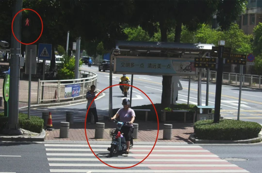 日前平安清城曝光了一批 近期骑电动车以及行人交通违法行为 来看看谁