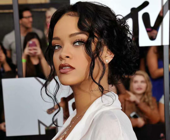 知名歌手,蕾哈娜曾创作出许多让人耳熟能详的经典歌曲,像《diamonds》