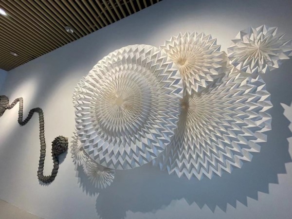 100 多位海内外艺术家,其中海外艺术家近90多位,200余件纸艺术作品