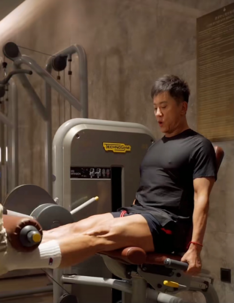 52岁毛宁晒健身照肌肉线条格外显眼被网友赞年轻