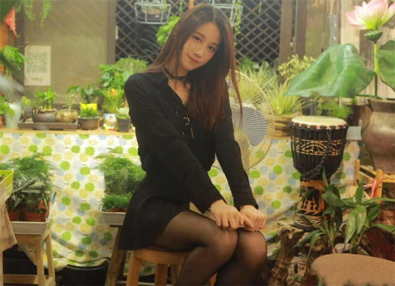 lolm一姐极限穿搭阿巴挑战黑白袜网友腿姐轩子都不香了