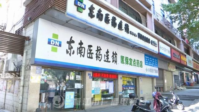 藥店門口,工作人員依規對人員進行測溫,查驗健康碼,行程碼等,藥店內