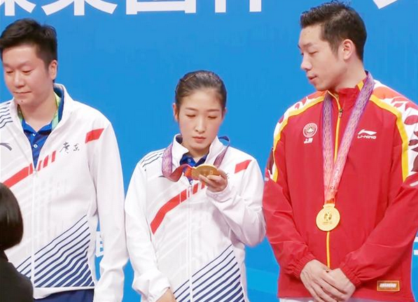 心疼刘诗雯盯着金牌哽咽许昕在旁安慰王曼昱为小枣鼓掌祝贺