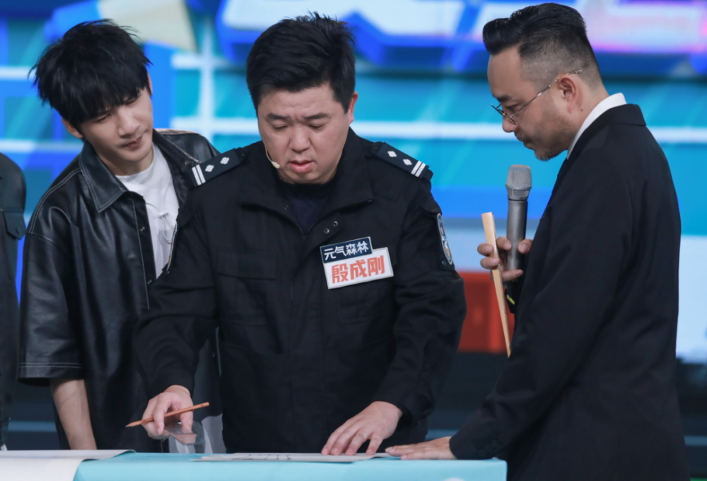 扫黑原型警察天天向上回忆审讯过程反诈民警演绎核酸诈骗