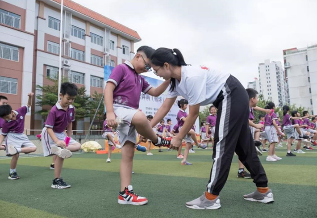 小学生上体育课意外骨折家长要学校赔了八万大众取消体育课