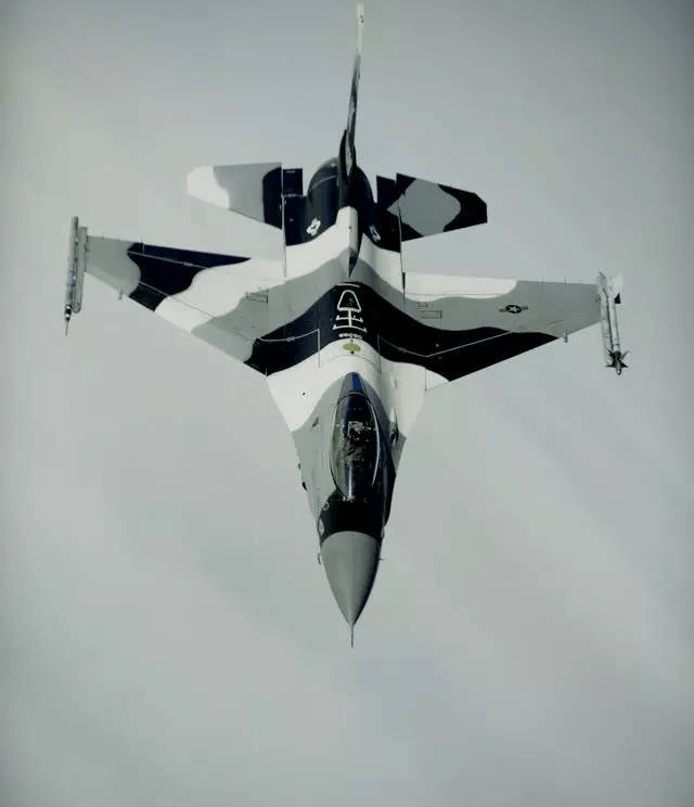 美国空军展示假想敌中队这样的f16战机涂装外观怎么样