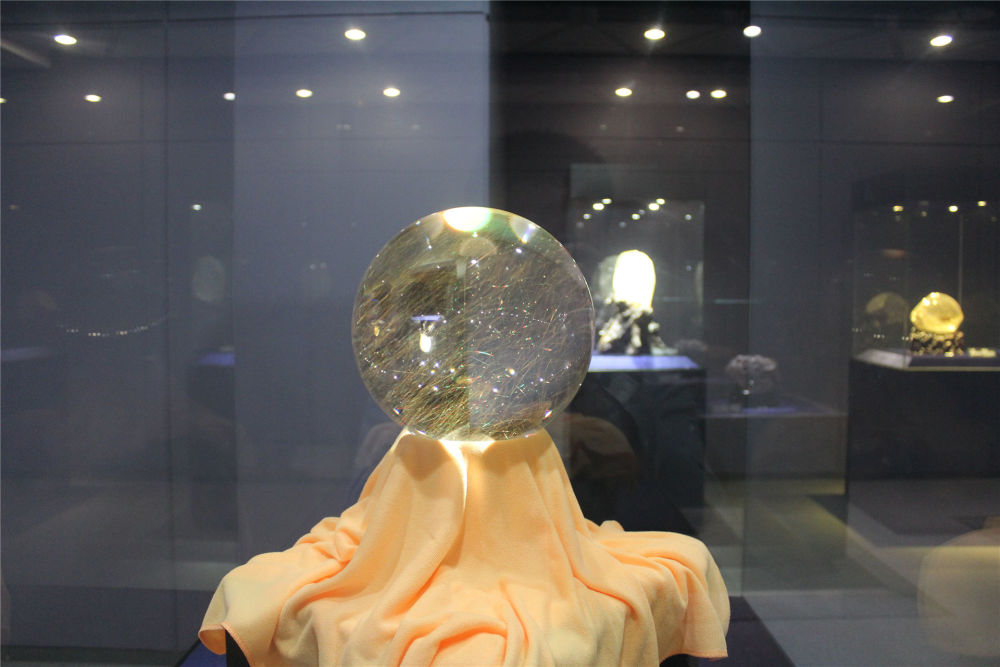 百城百艺非遗名录东海水晶甲天下传承千年的水晶雕刻技术