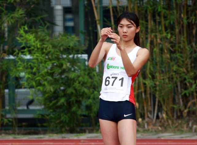 跳高女神杨文蔚遭淘汰,却因高颜值火出圈,官方媒体点赞:太可爱